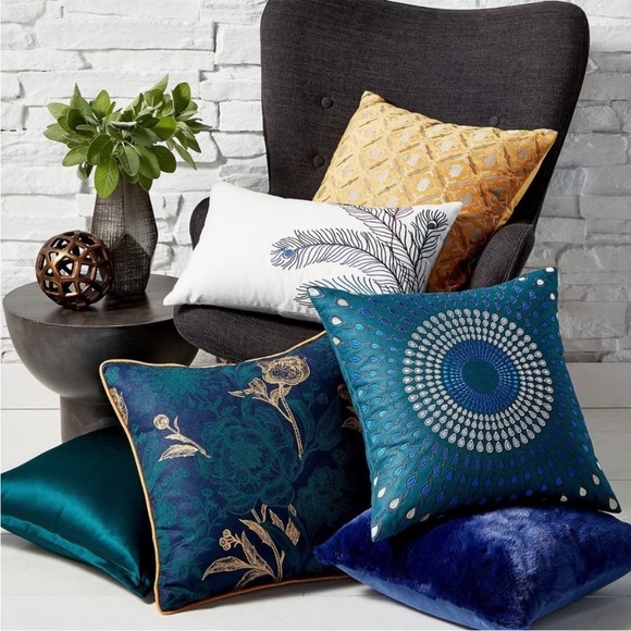 Hallmart Collectibles 18" Square Faux Fur Decorative Pillow Blue cover - Picture 2 of 12